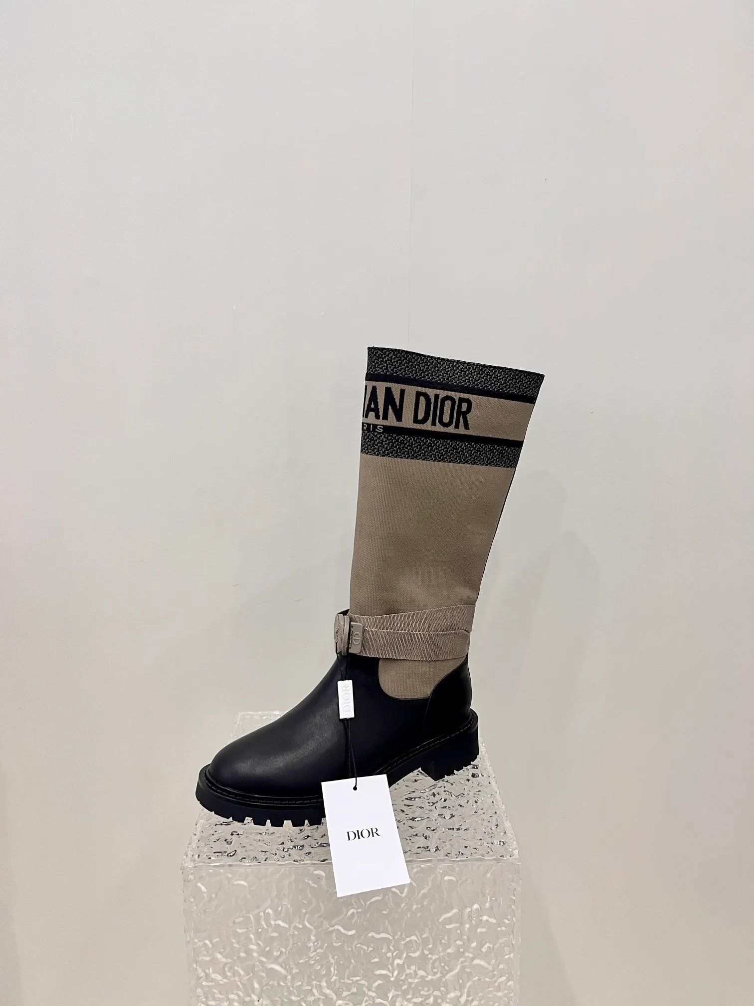 👟👟Ex-factory price 600👟👟 D-MAJOR Dior mid-calf boots This D-Major boot is elegant and full of personality. Crafted from technical fabrics and black calfskin, it draws inspiration from the Book Tote bag and features the CHRISTIAN DIO* signature. The adjustable straps and notched sole are embellished with CD initials as a finishing touch. Upper: technical fabric/cowhide lining: sheepskin lining Heel height: 3.5cm Tube height: about 32cm Tube circumference: 37cm Size: 35-39 (40/41 customization is not returnable)